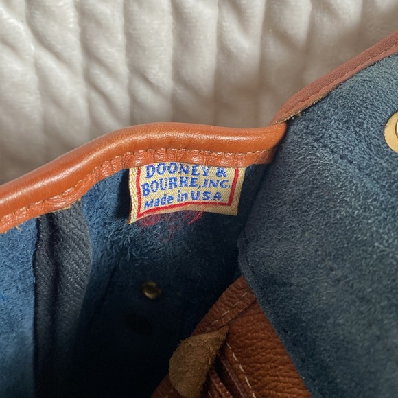 Vintage Dooney & Bourke Square Carrier Crossbody in Navy and Tan - Picture 11 of 13